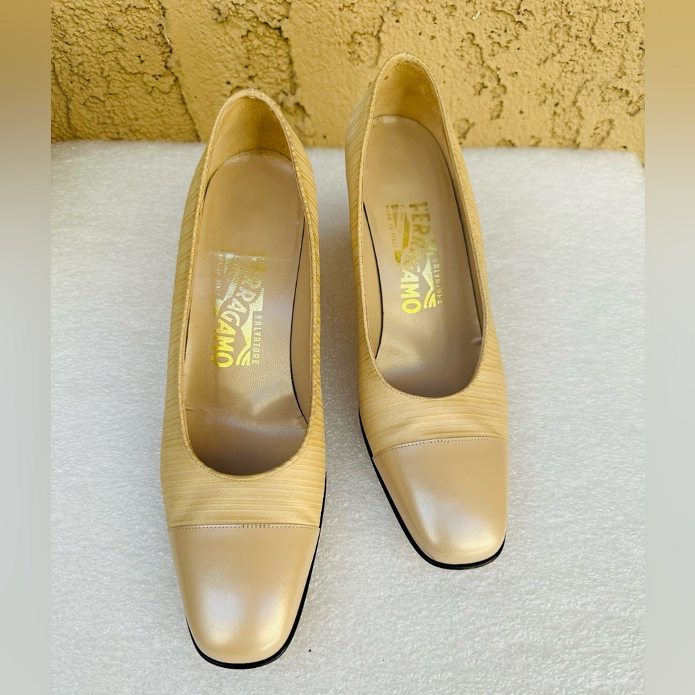 Salvatore Ferragamo Boutique Medium High Heels Beige Pebble Leather Size 6.5